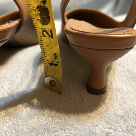 Vionic Ladies Sandals 6.5 Tan Kitten Heel Pointy Toe NWOT - Picture 4 of 7